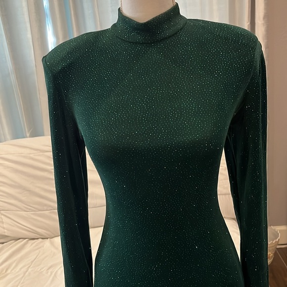 Susan Roselli for Vijack. Emerald color evening gown. Open back long sleeves - Picture 2 of 16